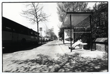 402511 Afbeelding van een bushalte met abri (die bijna de volledige breedte van het trottoir inneemt) op de ...